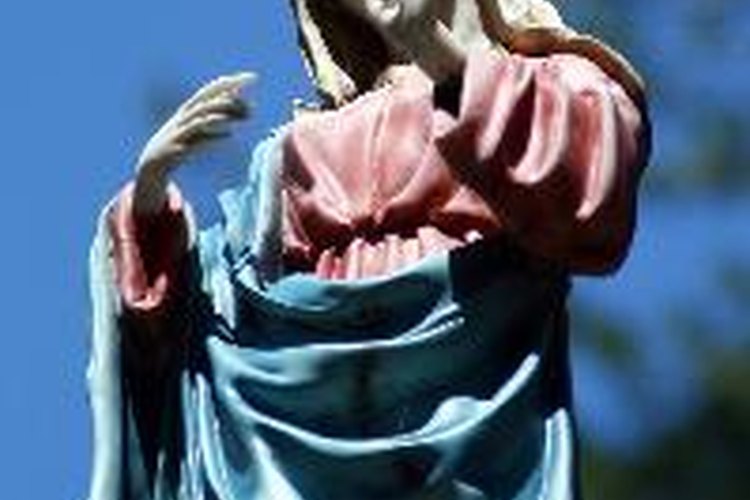 El lirio que la flor de lis se dice que representa, está relacionado con la Virgen María.