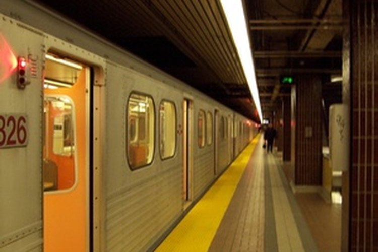 Un tren subterráneo pasando a 200 pies (60,9 m) está a alrededor de 95 decibeles.