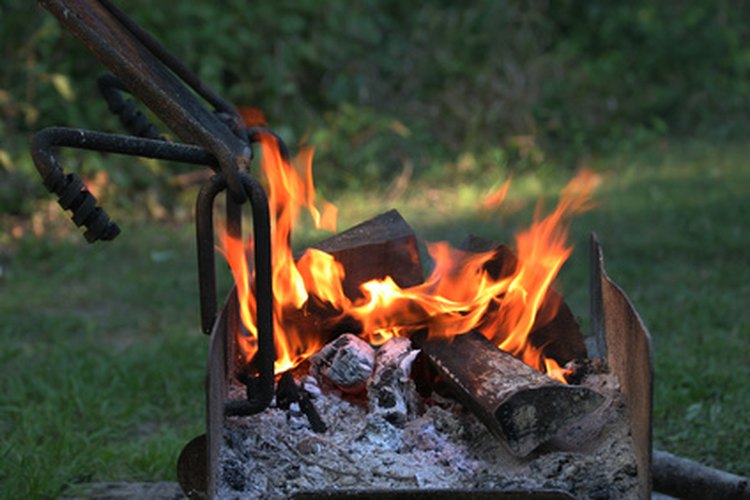Una parrilla es a menudo una de las pocas maneras de cocinar cuando se está de campamento.