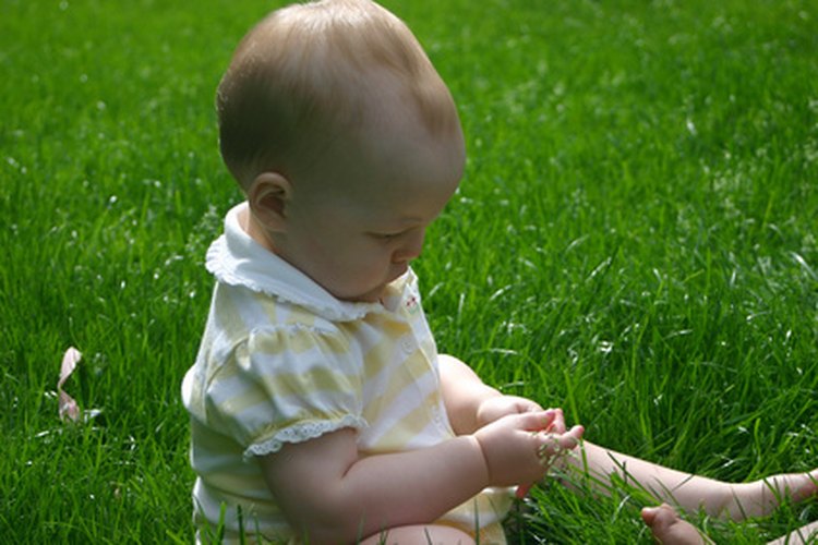 Tu hijo de 8 meses disfruta de ver cómo funcionan los objetos.