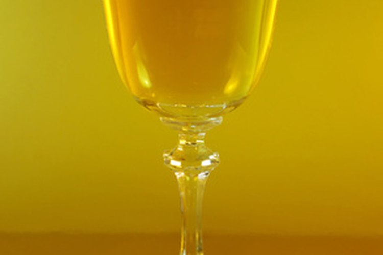 El vino de ceta chardonnay es un buen vino dorado que es una buena opción para un regalo de aniversario de boda de 50 años.