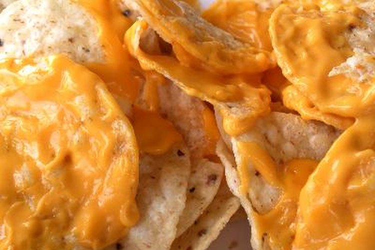 Prepara una salsa de queso para tus nachos.