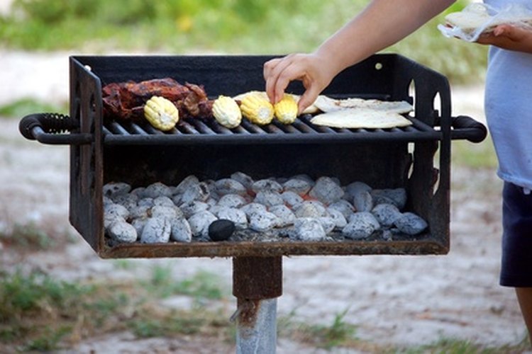 La mención de una parrilla en una invitación de día de campo ayudará a las personas a saber qué esperar.