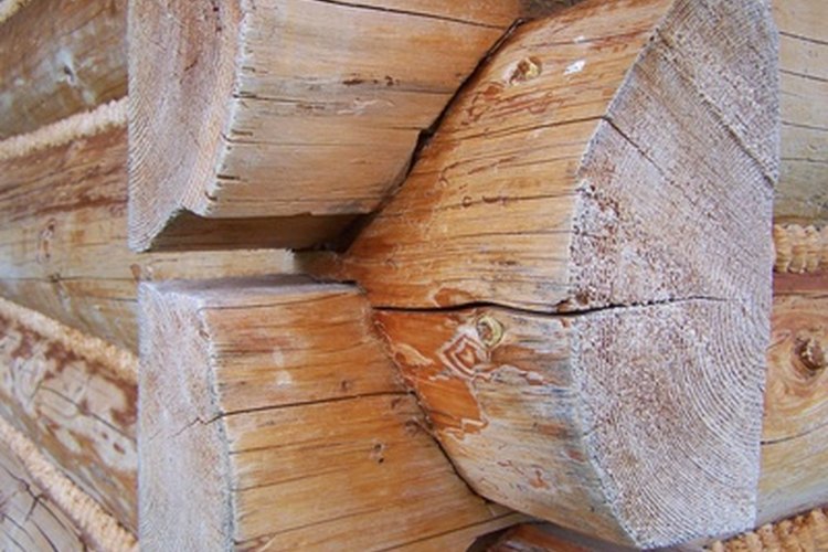 Hagan una escapada a una cabaña de troncos como regalo de un aniversario de madera.