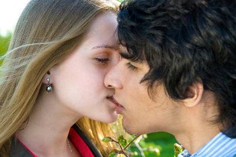 Aprende a leer a las chicas para saber si ella quiere besarte.