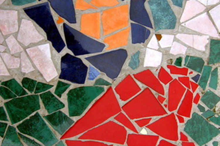 Convierte una maceta común en una colorida vasija decorada con mosaico.