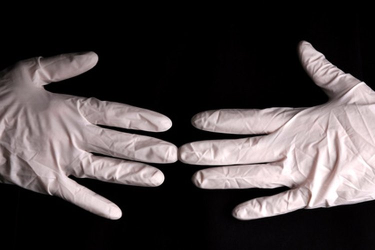 Protege tus manos con guantes para evitar manchas.