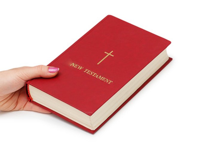 Los capellanes pueden ser responsables de la distribución de Biblias y materiales religiosos.