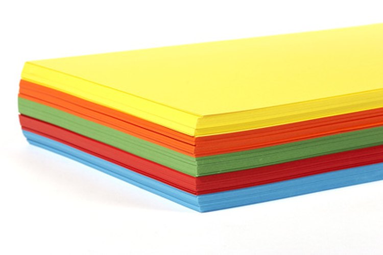 Hojas de papel de colores.