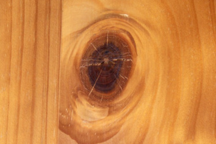 Si bien los nudos son indeseables entre la mayoría de las maderas en los muebles de calidad, la madera de pino es muy apreciada por su carácter rústico.
