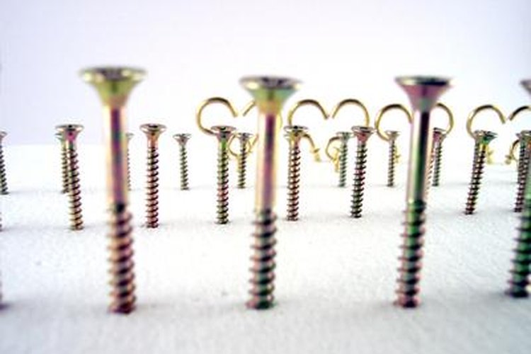 Unos tornillos más largos pueden ayudar a reforzar tus marcos de las puertas.