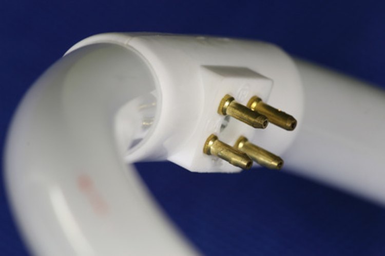 Una lámpara fluorescente utiliza un condensador para evitar que el circuito eléctrico esté desfasado y se desperdicie energía.