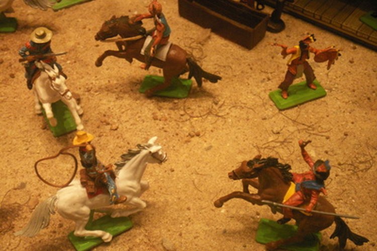 Une las invitaciones a muñecos de vaqueros de plástico y repártelas.
