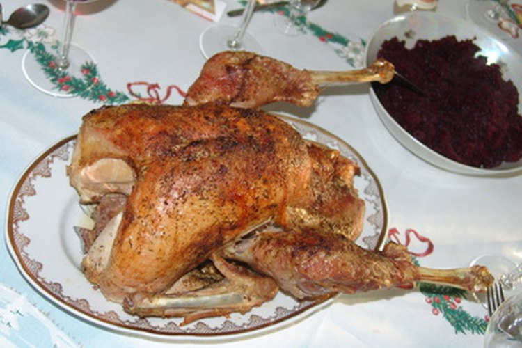 El tiempo para asar un pollo al horno varía según el peso que tenga.