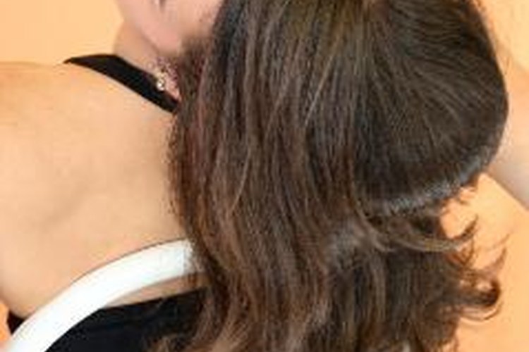 En casa, puedes elaborar máscaras nutritivas para el cabello.