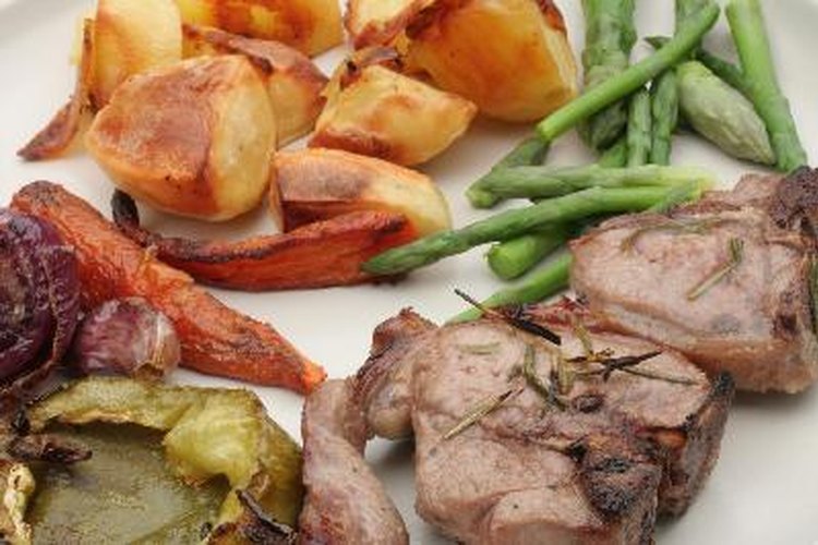 Estas sabrosas costillas de cordero son el centro de un plato sencillo.
