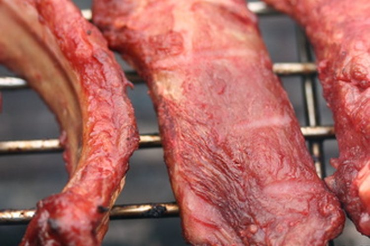 Hierve las costillas antes de asarlas para tiernizar la carne.