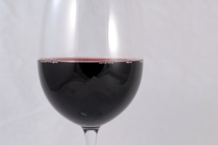 Trata las manchas de vino tinto de los muebles prontamente para obtener los mejores resultados.