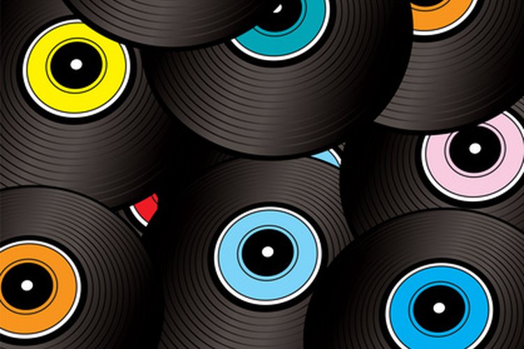 Los discos de vinilo pueden ayudar a enfatizar el tema de una fiesta de rock de los ´80.
