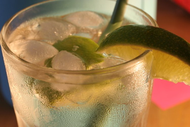 Tom Collins adornado con limón.