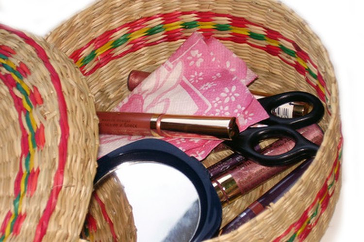 Una cesta o bolsa de objetos permite a los niños identificar pares de palabras en rima.