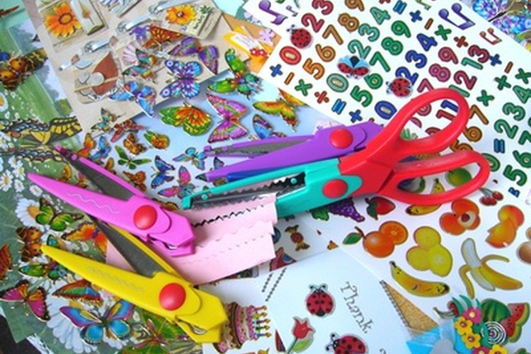 Las decoraciones coloridas añaden diversión al crear un collage de fotografías.