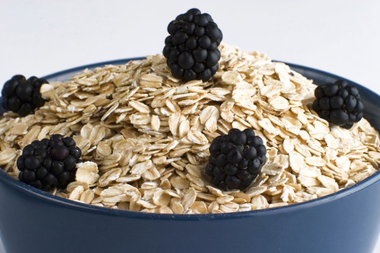 Las bayas agregan sabor y vitaminas a tu bol de avena matutino.