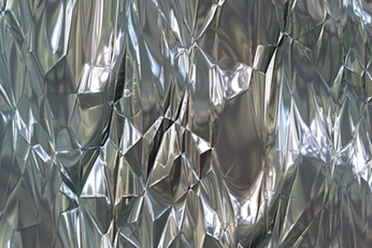 El aluminio es un metal blanco plateado.