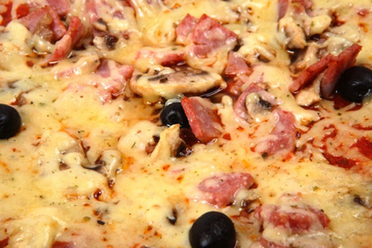 Queso extra finaliza la pizza perfecta.