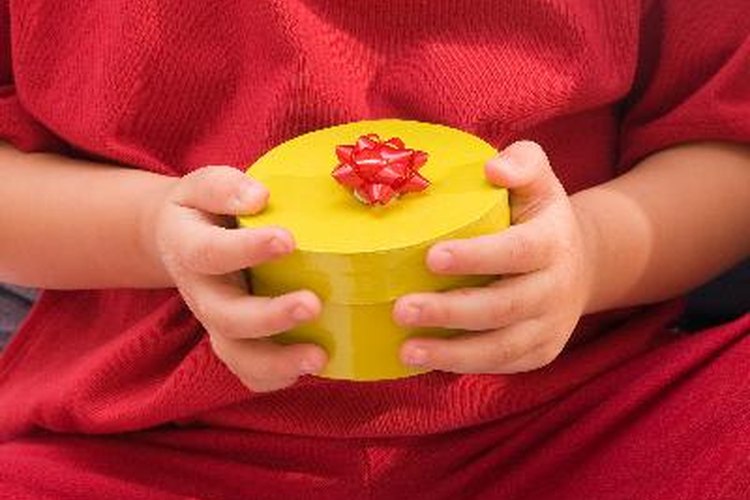 Se puede escoger un nuevo regalo o robar los de los otros