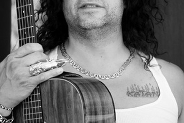 El pelo largo y rizado, en capas, es de muy bajo mantenimiento.
