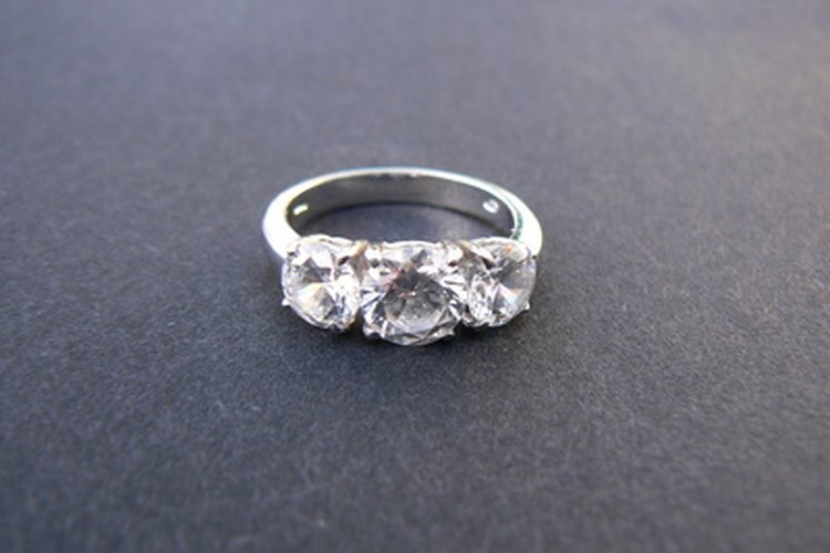 El anillo para el dedo meñique contiene suficiente misterio como para incluso inspirar canciones.