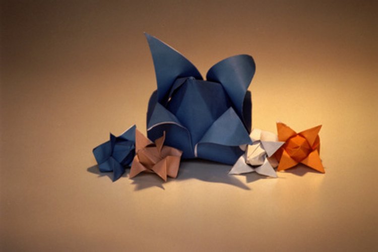 El origami utiliza conceptos matemáticos para crear formas tridimensionales.