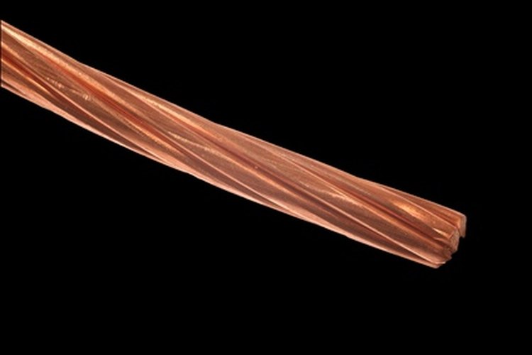 El cable de cobre limpio tiene un color rojizo y brillante.