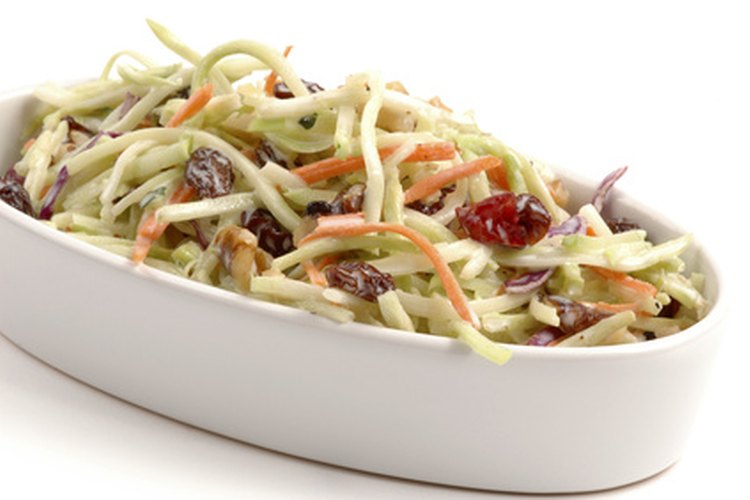Aprende a hacer tu propia ensalada de repollo similar a la de KFC.