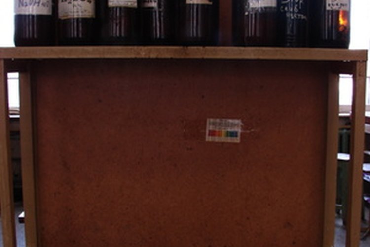 Hacer mezclas de aceites y extractos es parte del curriculum.