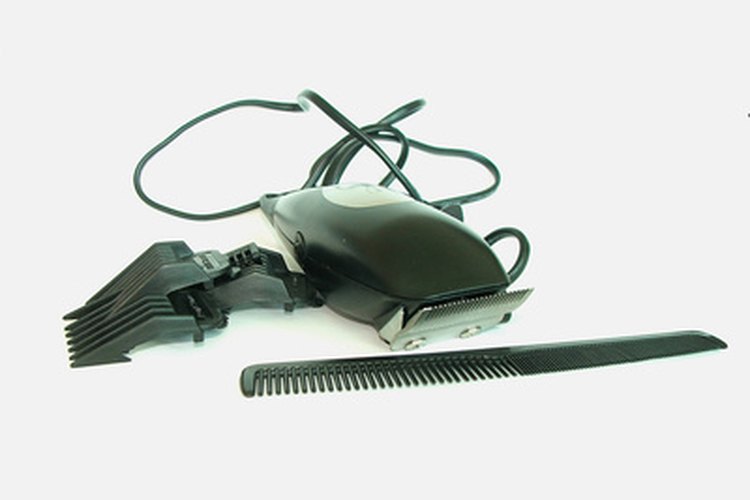 Las máquinas de cortar cabello se utilizan para lograr un rapado corto.