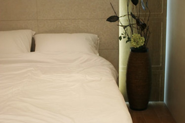 Disfruta de una experiencia de spa en tu hogar cuando uses perfume de lavanda para ropa en tus sábanas.