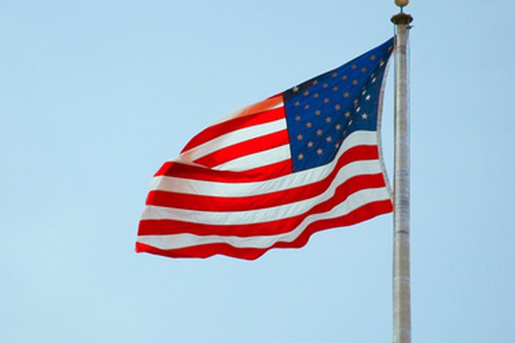 La bandera estadounidense ondea orgullosa.