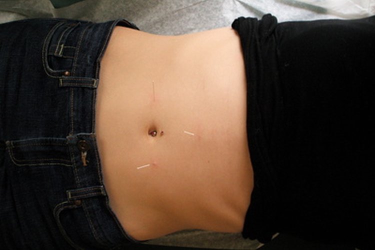 Hay varias ideas de tatuajes apropiadas para cubrir las estrías en las panzas.