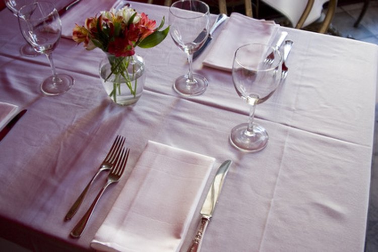 Cuando ofreces una cena formal, debes ubicar los cubiertos y los vasos sobre la mesa correctamente para cumplir con los requisitos de la etiqueta.