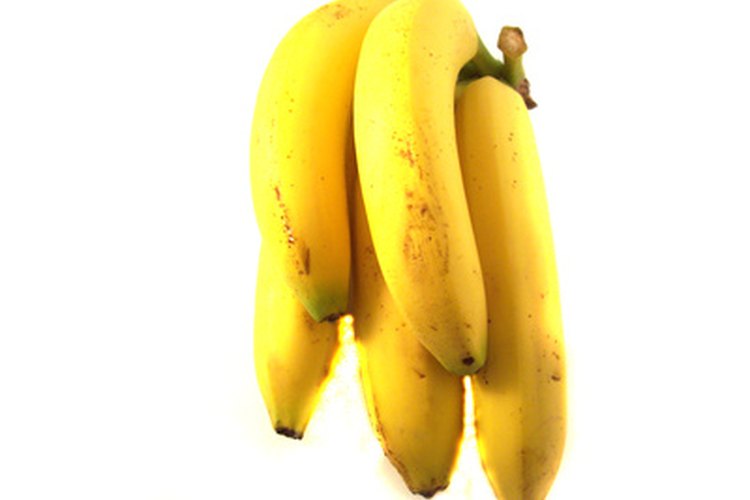Corta en trozos el plátano antes de mezclarlo con el huevo.