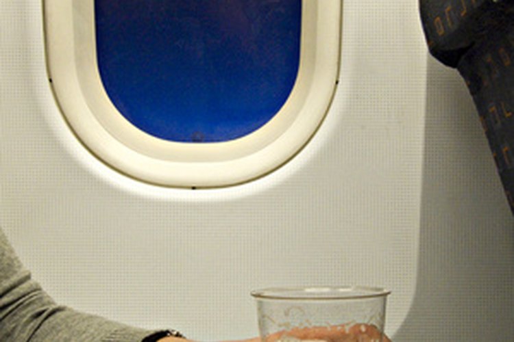 Una azafata de Emirates Airlines sirve a los clientes y responde a emergencias en un vuelo.