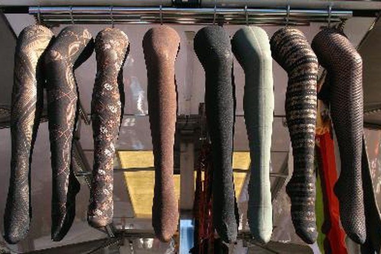 Utiliza medias de colores debajo de tu vestido negro.