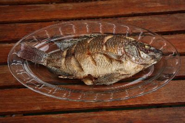 El sabor suave de la tilapia la hace perfecta para una variedad de salsas, cada una de las cuales le aporta su sabor único.