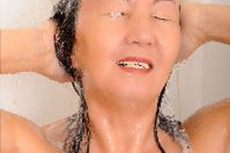 No laves tu cabello con agua caliente excesivamente.