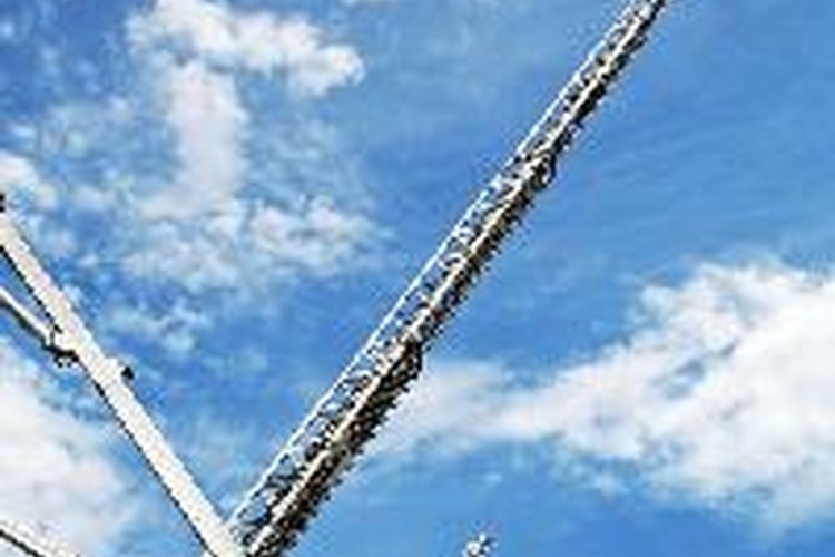 Los camiones de bomberos están equipados con escaleras que varían en tamaño.