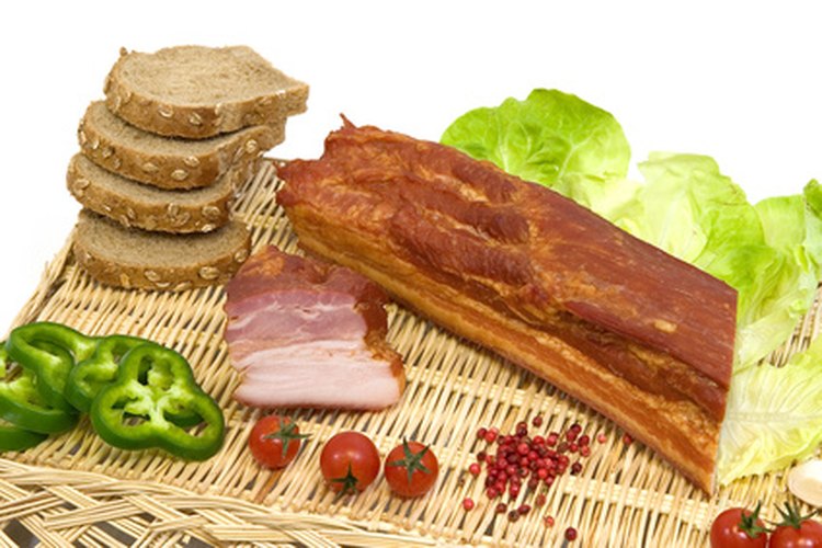 Se añade sal a la carne de cerdo como parte del proceso de elaboración del jamón.
