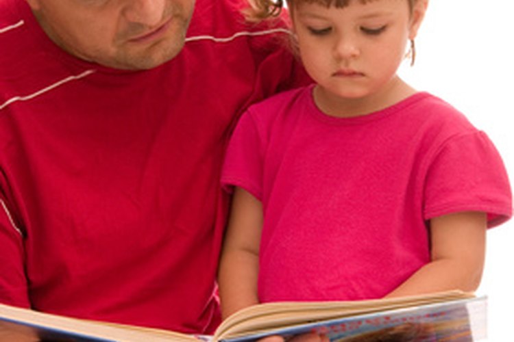 Los padres ayudan a los niños a desarrollar habilidades previas a la lectoescritura al leerles.
