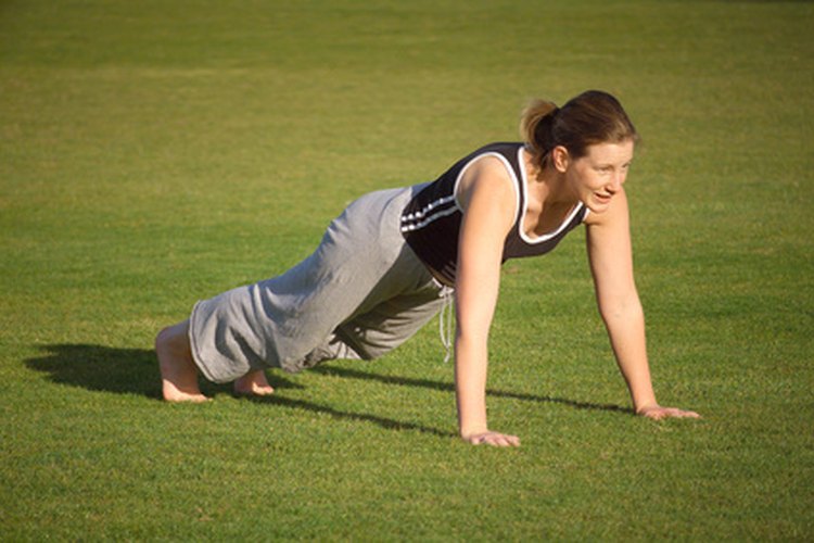 Las flexiones y las planchas son ejercicios de cadena cerrada para los hombros.